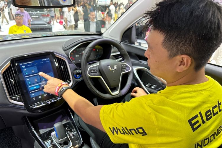 Salah satu anggota Tim Pengurus Wuling Electric Vehicle Indonesia Erick mencoba fitur inovatif New Almaz RS, yaitu ADAS. Fitur ini memberikan pengalaman berkendara yang canggih dan modern pada konsumen. 
