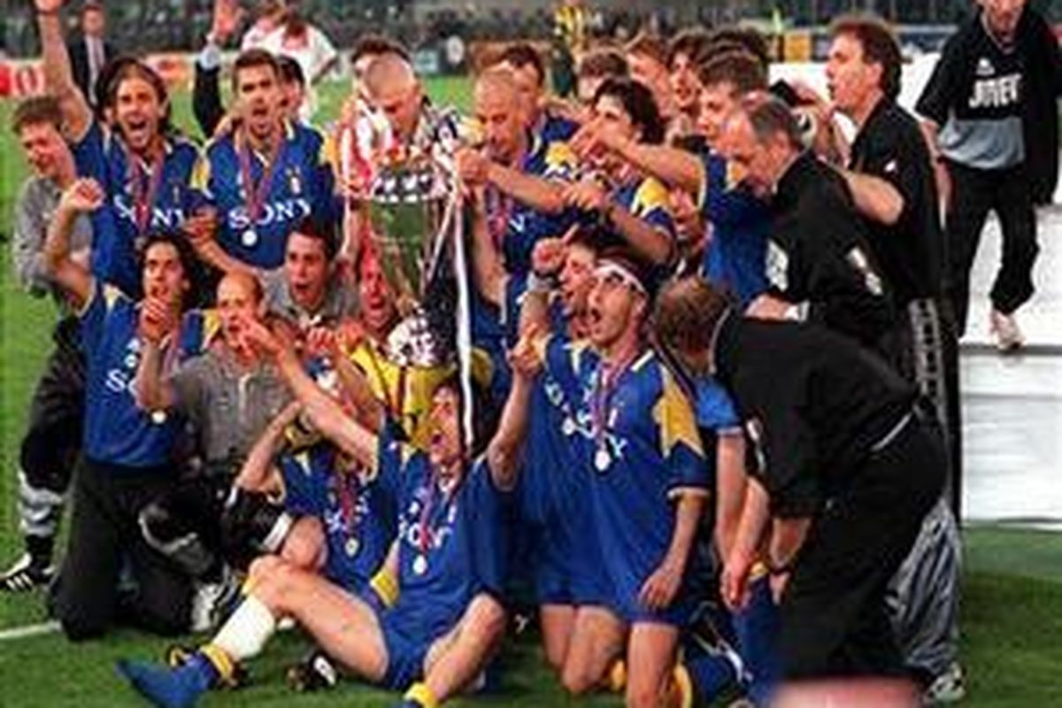 Tim Juventus era 1990-an kala menjuarai Liga Champions 1996. Di final, mereka mengalahkan Ajax Amsterdam lewat drama adu penalti.