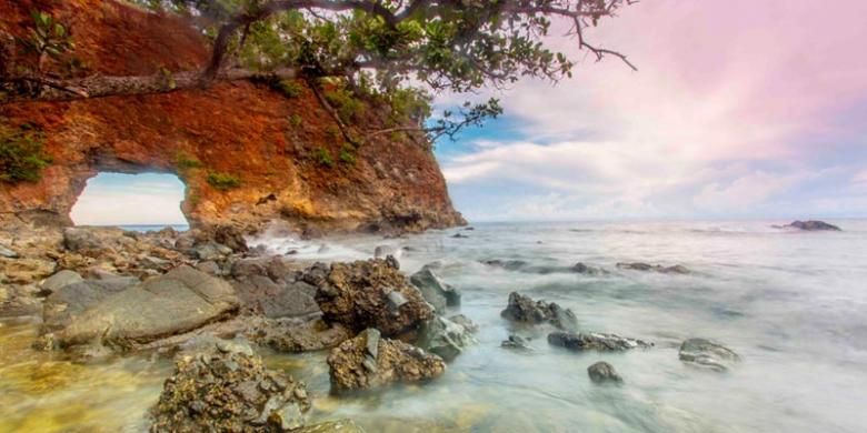 Pantai Pintu Kota yang dahulunya dijadikan sebagai tanda masuk bagi pedagang yang datang ke  Ambon, Maluku.