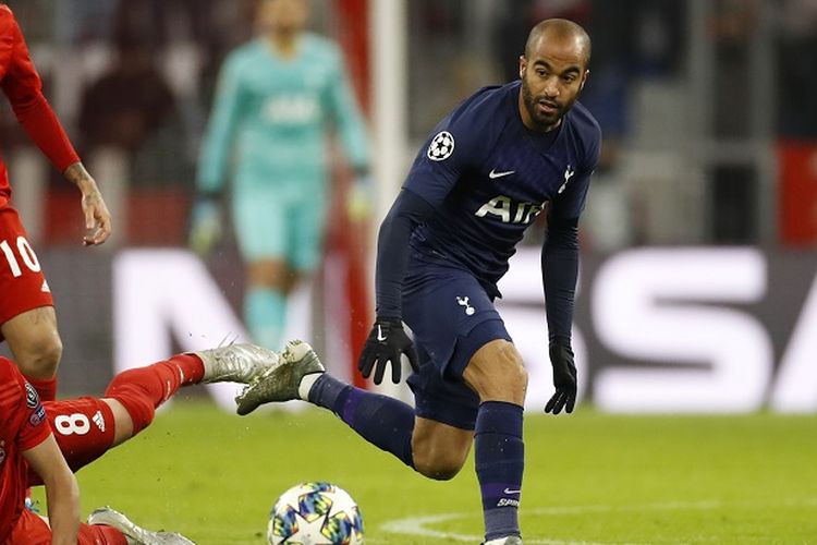 Gelandang Bayern Muenchen Javier Martinez (kiri bawah) dan gelandang Tottenham Hotspur Lucas Moura (kanan) bersaing untuk mendapatkan bola dalam pertandingan Grup B antara Bayern Muenchen vs Tottenham Hotspur pada 11 Desember 2019 di Muenchen, Jerman.