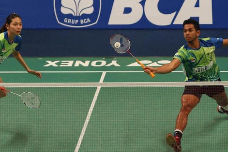 Pasangan ganda campuran Indonesia, Edi Subaktiar, Gloria Emanuelle Widjaja, mengembalikan kok dari pemain Perancis, Gaetan Mittelhesser/Audrey Fontaine, pada babak pertama BCA Indonesia Open Superseries Premier 2015 di Istora, Jakarta, Selasa (2/6/2015). Edi/Gloria menang 22-20, 21-16.