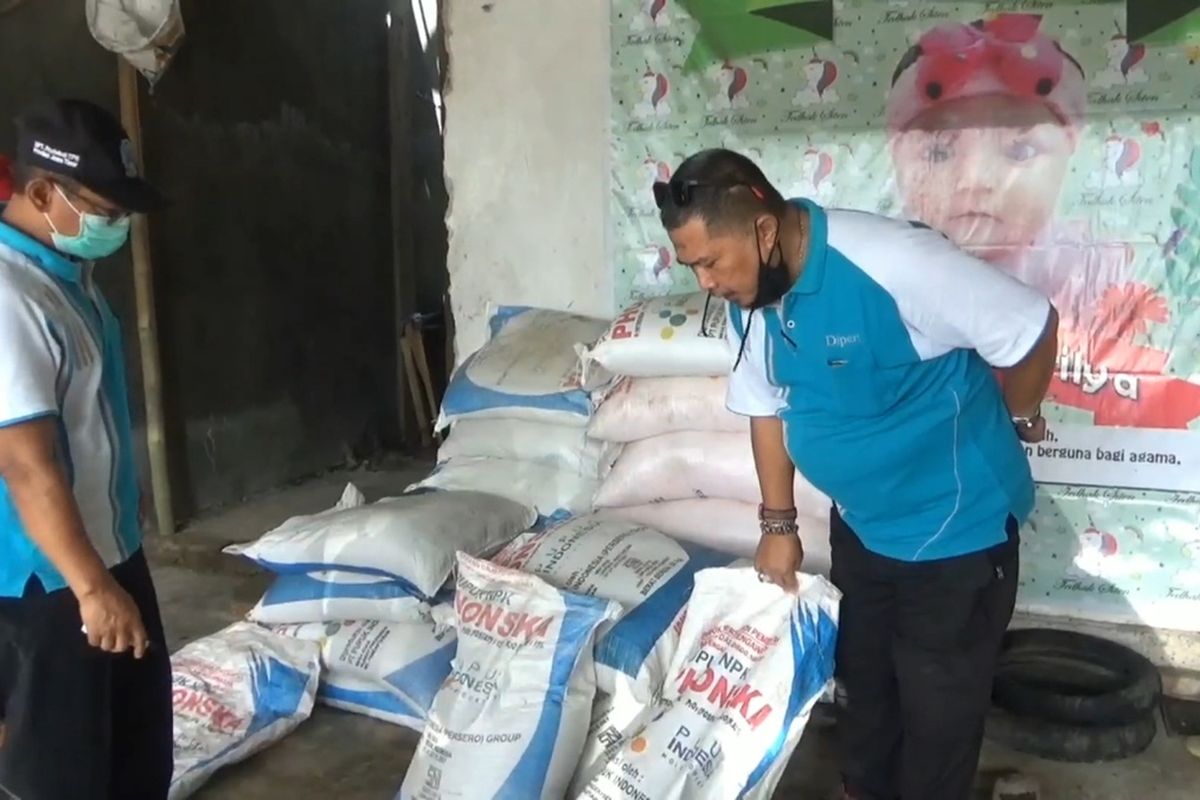 Petugas dari Komisi Pengawasan Pupuk dan Pestisida Tulungagung, melihat pupuk diduga palsu di desa Ngrejo kecamatan Tanggunggunung Tulungagung Jawa Timur, Jumat (06/11/2020).