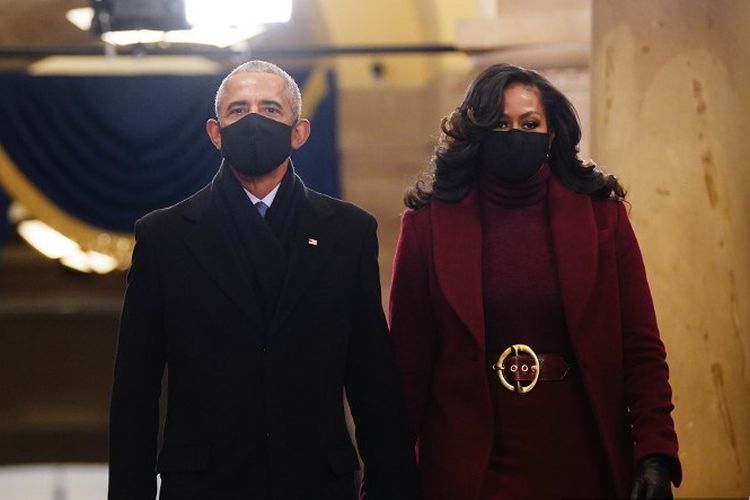 Mantan Presiden Barack Obama dan istrinya Michelle terlihat sebelum presiden terpilih AS Joe Biden dilantik sebagai Presiden AS ke-46 pada 20 Januari 2021, di Capitol AS di Washington, DC.