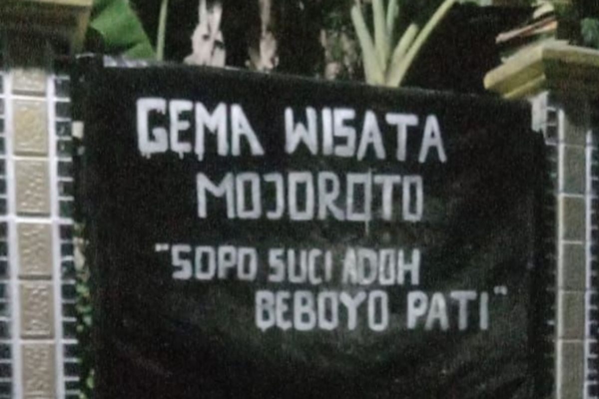 Tugu perguruan silat yang diganti tulisan 