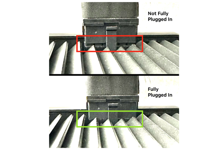 Ilustrasi kabel GPU Nvidia RTX 4090 yang tidak terpasang dengan baik (atas0 dan terpasang dengan baik (bawah).