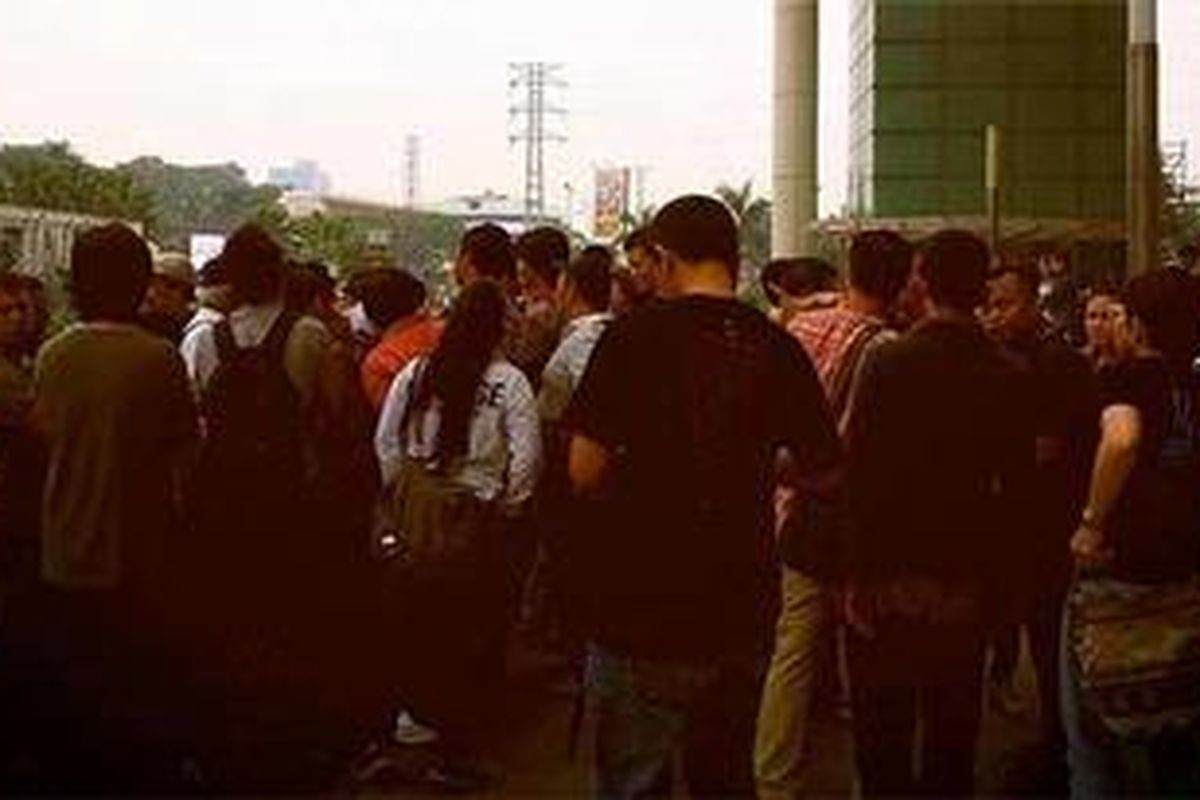 Antrean calon pembeli iPhone 5 versi XL Axiata di Senayan City, Jakarta