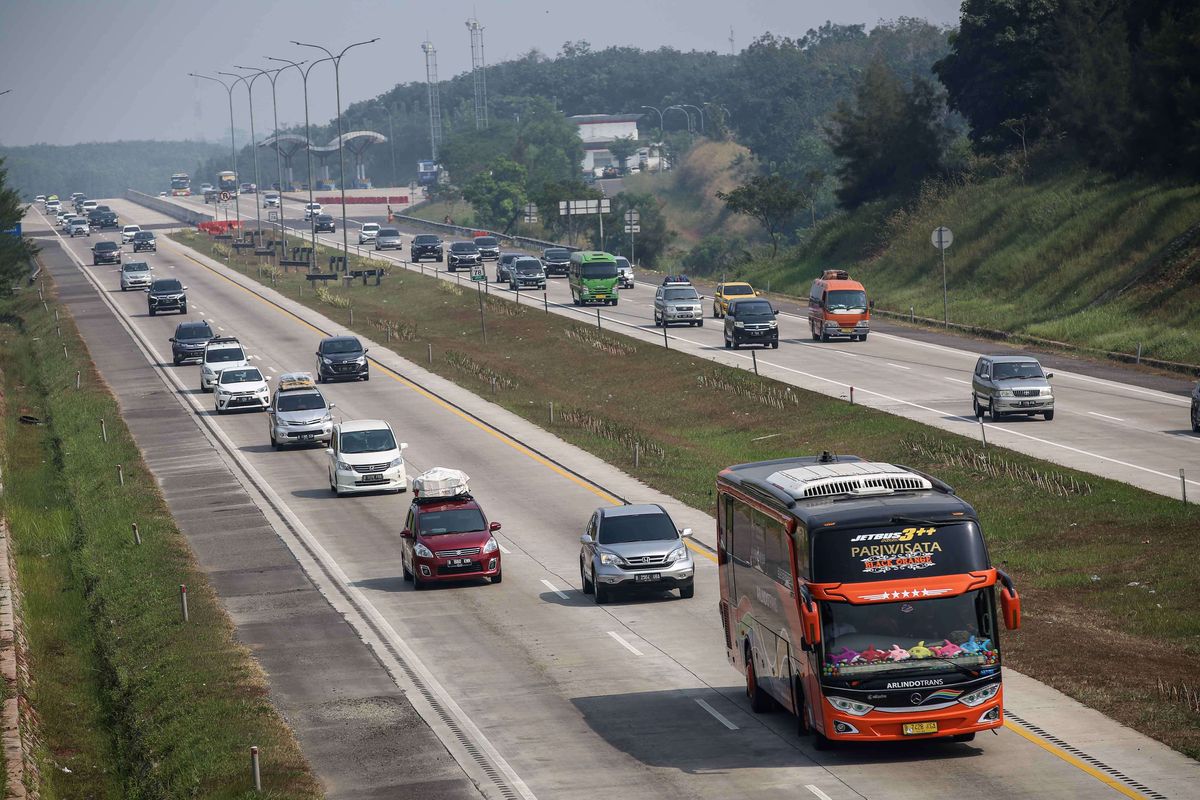 Kendaraan pemudik dari arah Jakarta melewati jalan tol jakarta-cikampek di Cikampek, Jawa Barat, Minggu (2/6/2019). Sistem satu arah atau one way mulai diterapkan di jalan tol Jakarta-Cikampek hingga tol Batang-Semarang di Jawa Tengah pada H-6 Lebaran 2019, Kamis (30/5).