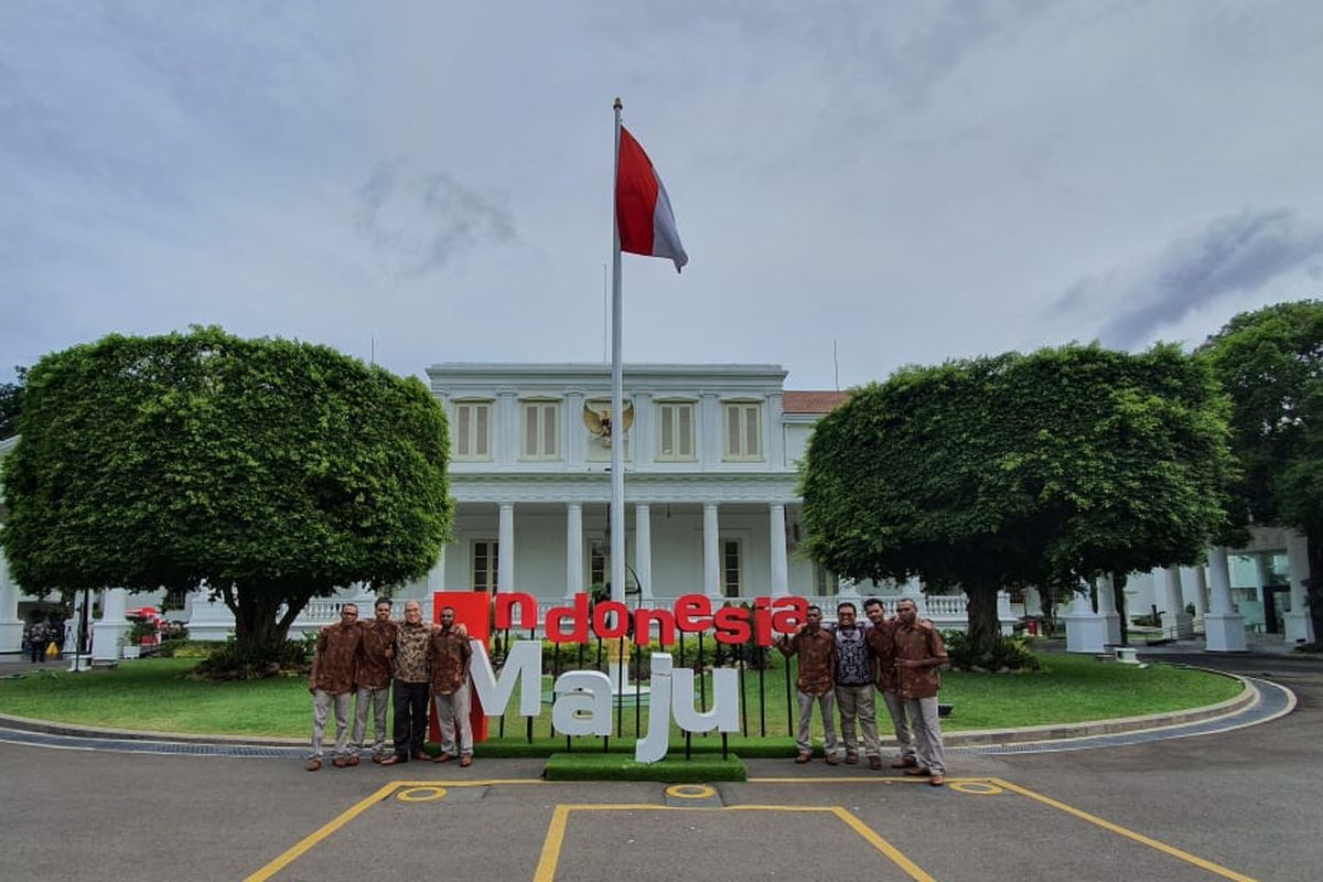 Sebanyak 6 orang lulusan Vokasi Pusat Pelatihan Teknik Industri dan Migas (P2TIM) dari Teluk Bintuni, Papua Barat bertemu Moeldoko, Kepala Staf Kepresidenan Republik Indonesia di Istana Merdeka, Jakarta, Rabu (14/11/2019). 