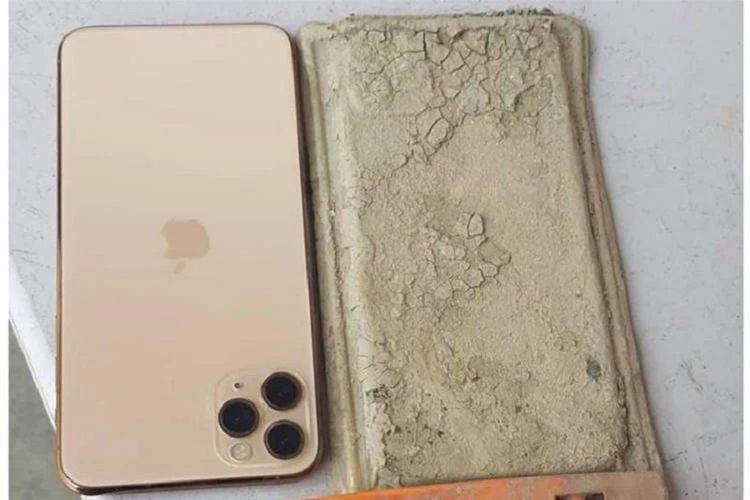 iPhone 11 milik eorang pria Taiwan bernama Chen Yj ketika ditemukan di dasar danau setahun setelah tercebur. Chen mengaku pinselnya masih berfungsi sebaik ketika dia kehilangannya tahun lalu.
