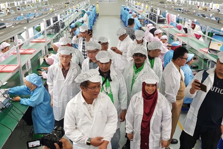 Menkominfo Rudiantara saat berkunjung ke pabrik perakitan smartphone di Semarang, Jawa Tengah, Snein (28/5/2018).