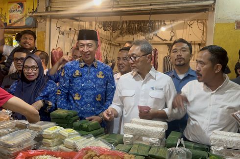Sidak ke Pasar di Bogor, Zulhas Borong Tempe, Telur, dan Daging untuk Pengunjung