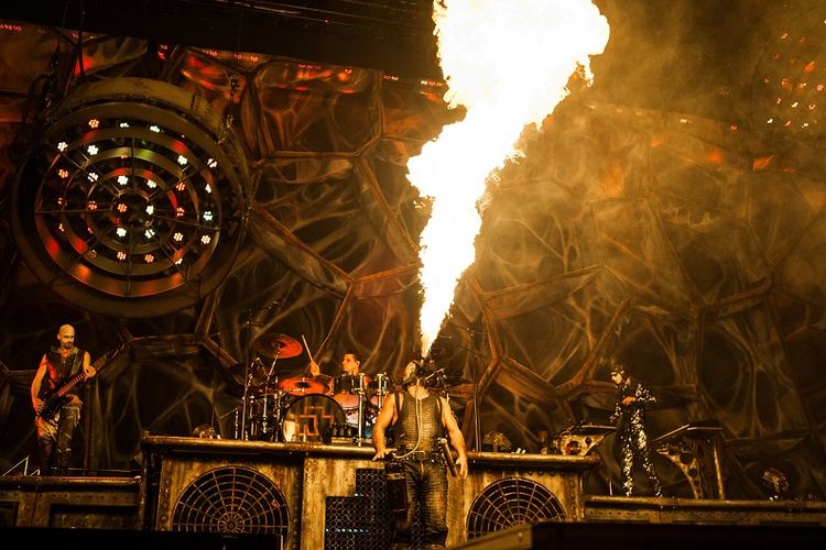 Salah satu aksi grup rock Rammstein di Rusia.