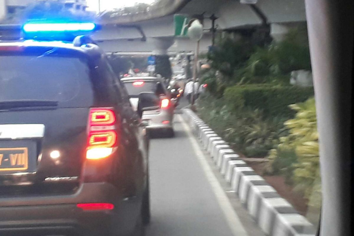 Wakil Gubernur terpilih DKI Jakarta Sandiaga melewati jalur busway di Jalan Salemba Raya untuk sampai ke pesta rakyat merayakan kemenangan bersama relawan Posko Cicurug, Jumat (5/5/2017).