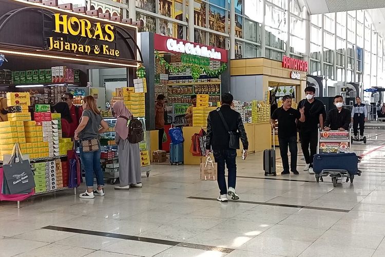 Suasana gerai oleh-oleh khas Medan di Bandara Internasional Kualanamu, Deli Serdang.