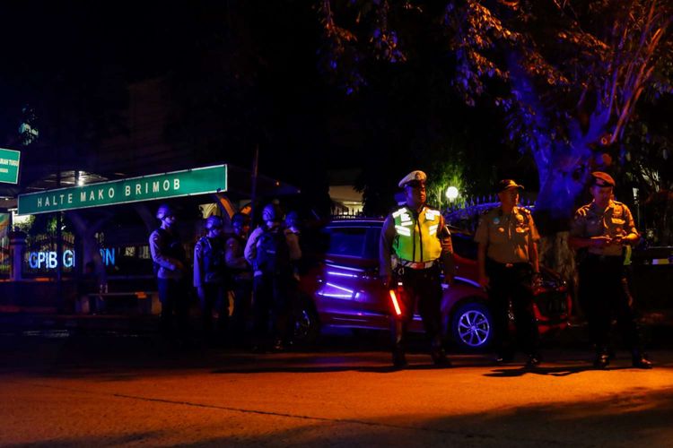Sejumlah petugas berjaga pasca kerusuhan di Mako Brimob, Depok, Jawa Barat, Rabu (9/5/2018). Kerusuhan terjadi di dalam rutan yang ada di lokasi tersebut pada Selasa (8/5/2018) malam.