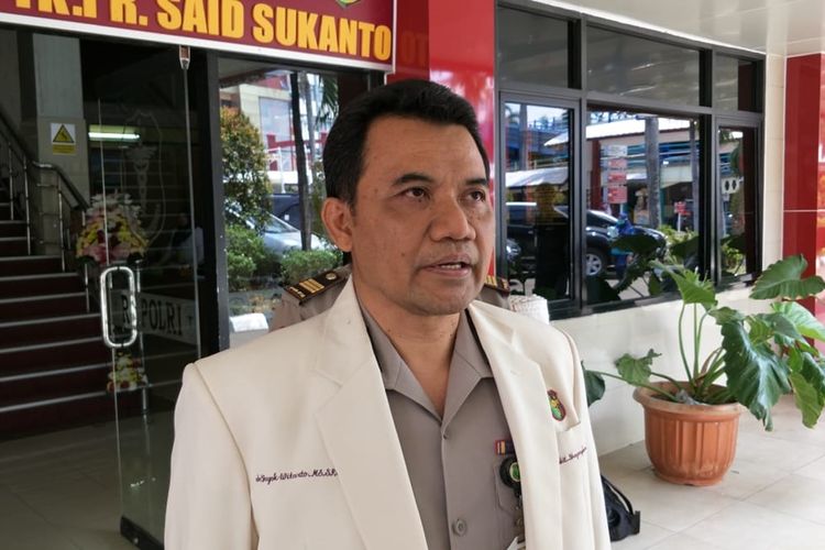 Kabid Yan Medwat Rumah Sakit Polri Kramat Jati Kombes Yayok Witarto kepada awak media di RS Polri Kramat Jati, Jakarta Timur, Senin (18/11/2019), terkait pria bakar diri di Cipayung.