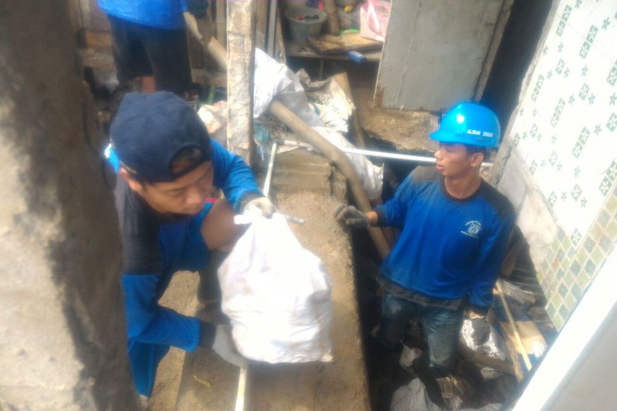 Proses perbaikan tanggul kampung Luar Batang yang mengalami kebocoran, Rabu (8/11/2017)