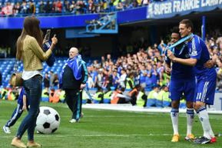 Gelandang Chelsea, Nemanja Matic (kanan) bersama Loic Remy saat berpose di tengah-tengah pesta gelar juara Premier League di Stamford Bridge, Minggu (24/5/2015). 