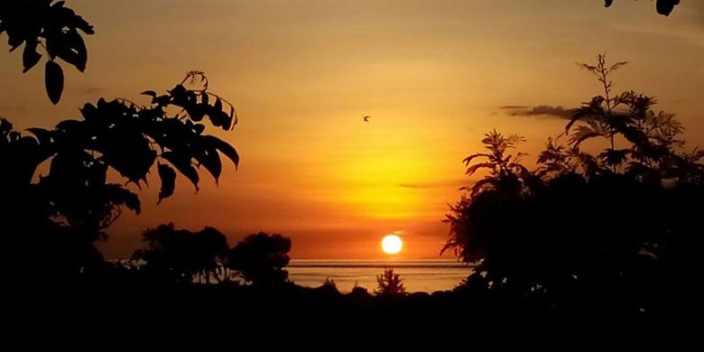 Menikmati matahari terbenam (sunset) di Hotel Mario yang berada di Pantai Kita Mananga Aba, Desa Ramadana, Kecamatan Loura, Kabupaten Sumba Barat Daya, Nusa Tenggara Timur, Sabtu (2/6/2018).