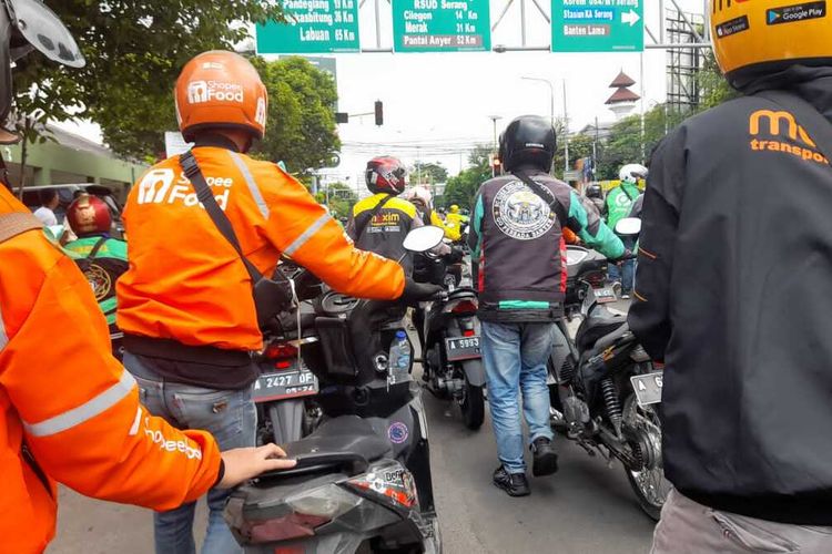 Aksi menuntun motor para pengemudi ojek online di Kota Serang, Banten. Mereka menyampaikan aspirasi di depan Kantor Gubernur Banten