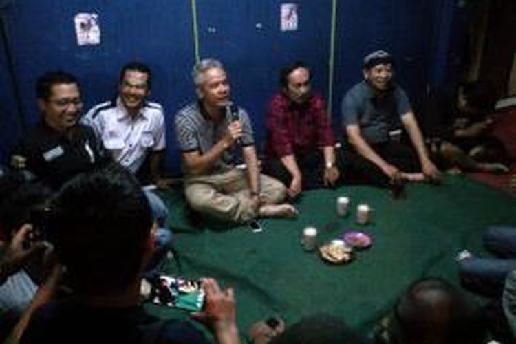 Gubernur Ganjar Pranowo didampingi Bupati-Wakil Bupati Banyumas menggelar “kopi darat” bareng kelompok komunitas di Purwokerto, hingga Minggu (23/8/2015) dini hari tadi.