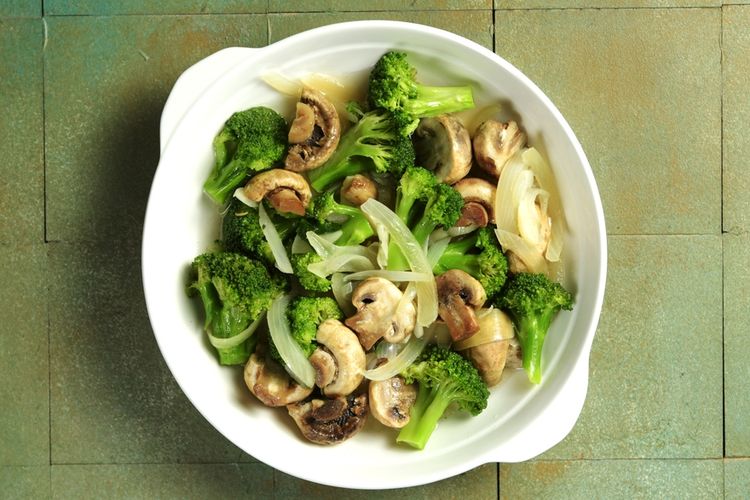 Ilustrasi tumis ayam jamur brokoli. 