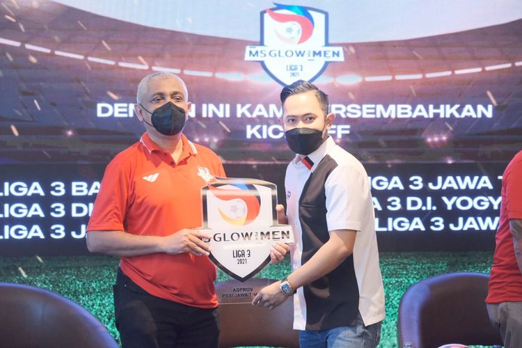 Gilang Widya Pramana co-founder dari MS Glow For Men simbolis menyerahkan plakat untuk sebagai sponsor utama gelaran Liga 3 yang secara resmi diluncurkan serentak di Hotel Double Tree, Surabaya, Sabtu (23/10/2021) siang.