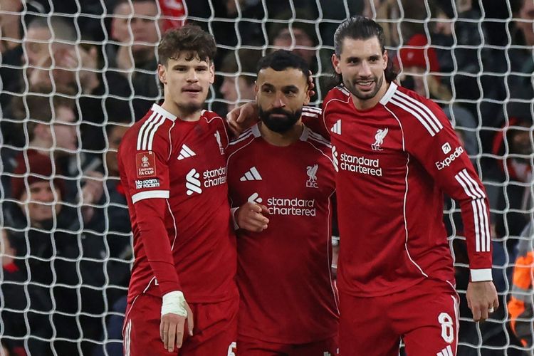 Penyerang Liverpool, Mohamed Salah, merayakan gol dari titik penalti bersama Milos Kerkez dan Dominik Szoboszlai pada laga putaran keempat Piala FA Inggris antara Liverpool dan Brighton and Hove Albion di Anfield, Liverpool, barat laut Inggris pada 14 Februari 2026.