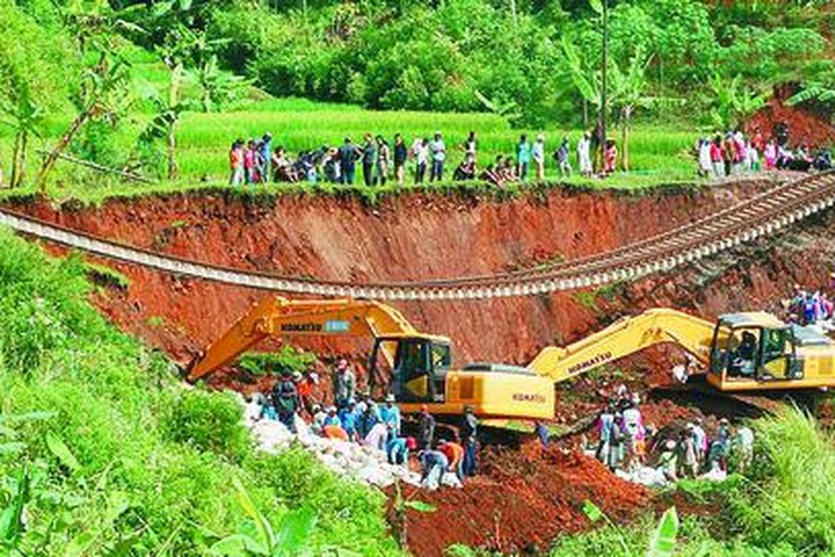 Rel kereta api di Km 233+9/nol di Desa Mekarmulya, Kecamatan Malangbong, Kabupaten Garut, Jawa Barat, menggantung setelah tanah di bawahnya longsor, Selasa (24/2) sore. Akibatnya, jalur selatan kereta api tidak bisa dilewati selama empat hari. Kereta di jalur selatan dialihkan ke jalur utara lewat Cikampek-Cirebon-Purwokerto-Kroya dengan tambahan waktu tempuh tiga jam. Sejak Rabu kemarin petugas mulai memperbaiki lintasan tersebut. 