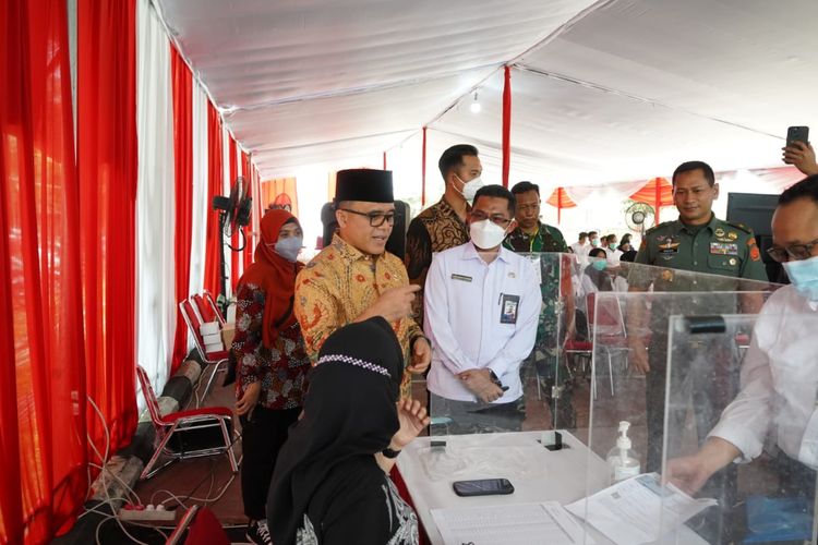 Menteri PANRB Abdullah Azwar Anas meninjau pelaksanaan seleksi PPPK bagi tenaga keshatan yang berlangsung di Sidoarjo, Jawa Timur, Rabu (7/12/2022).