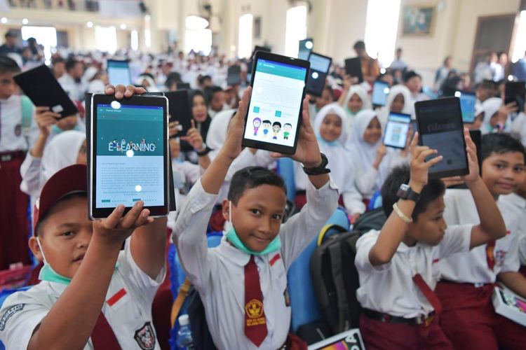 Dalam peluncuran program Digitalisasi Sekolah  (18/9/2019) di Kabupaten Natuna Riau, Mendikbud Muhadjir Effendi menyampaikan untuk program Digitalisasi Sekolah di Kabupaten Natuna, Riau, Kemendikbud memberikan sarana pembelajaran TIK berupa komputer, laptop, LCD, router, dan external harddisk.