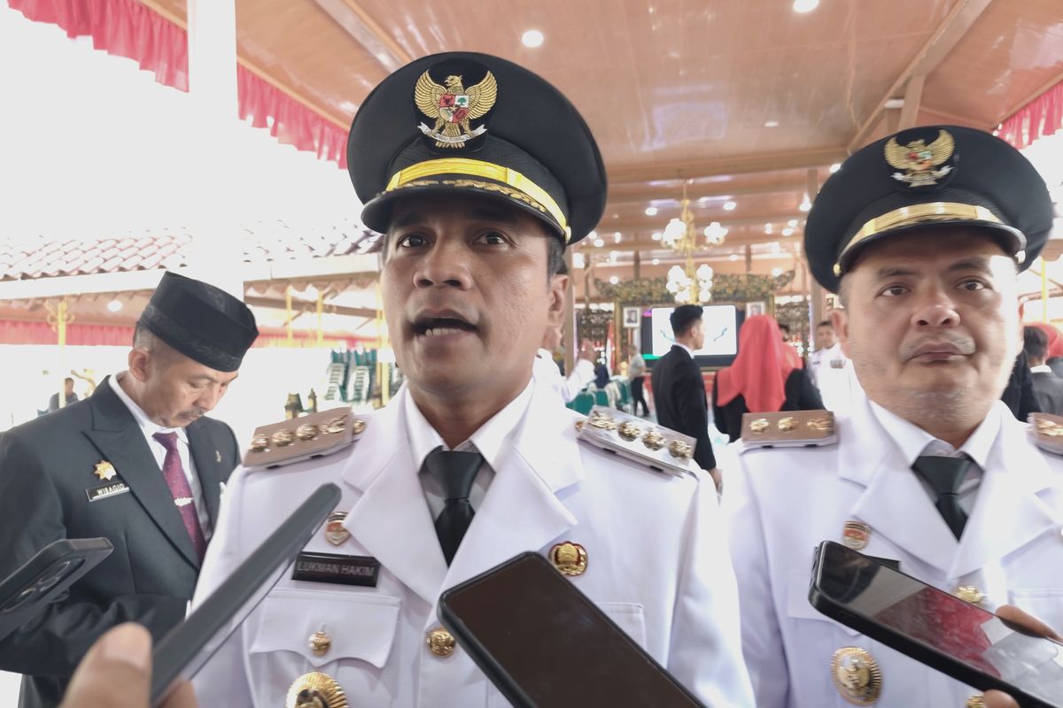Bupati Bangkalan, Lukman Hakim (kiri) bersama Wakil Bupati Bangkalan, Moh Fauzan Ja'far usai upacara di hari kemerdekaan. 