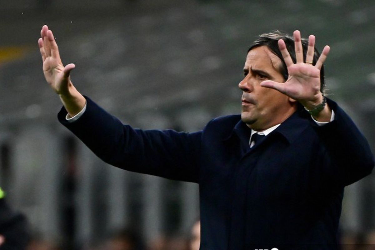 Pelatih Inter Milan asal Italia Simone Inzaghi (kanan) memberi isyarat dari area teknis selama pertandingan semifinal leg kedua Coppa Italia antara Inter Milan dan AC Milan di stadion San Siro di Milan pada 23 April 2025.