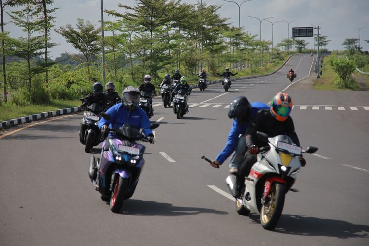 Touring dari Sirkuit Mandalika ke Pantai Senggigi pakai Yamaha Aerox Alpha