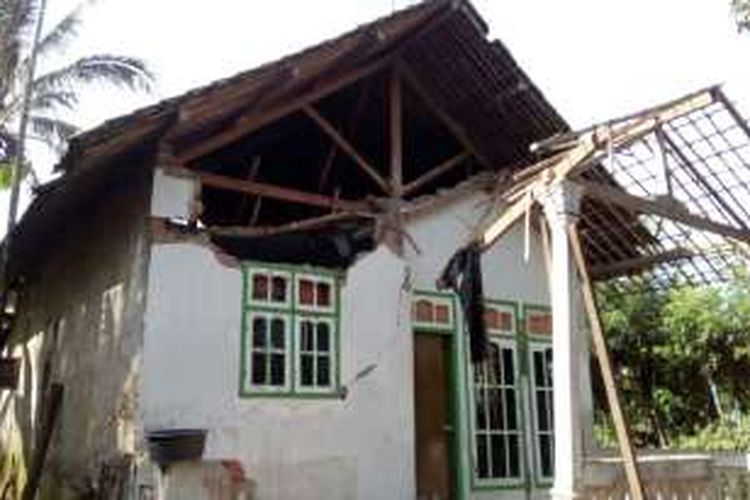 Sebuah rumah di Desa Tanggung, Kecamatan Turen, Kabupaten Malang yang rusak akibat gempa, Kamis (17/11/2016) (Foto: BPBD)