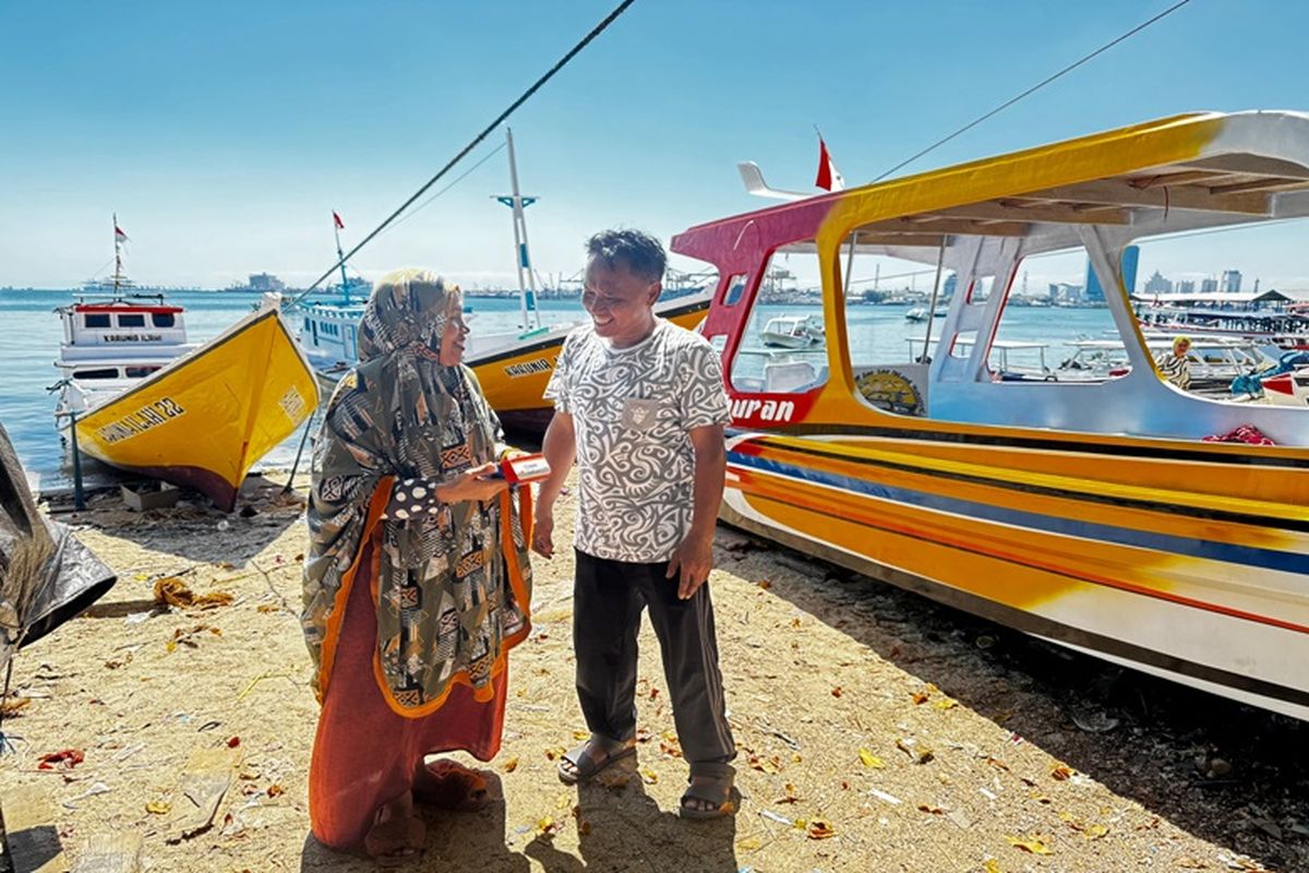 Ilustrasi Agen BRILink, Mariyati Daeng Ngintang (54), tengah melayani transaksi warga di Pulau Lae-lae, Kecamatan Ujung Pandang, Kota Makassar, Provinsi Sulawesi Selatan (Sulsel). 