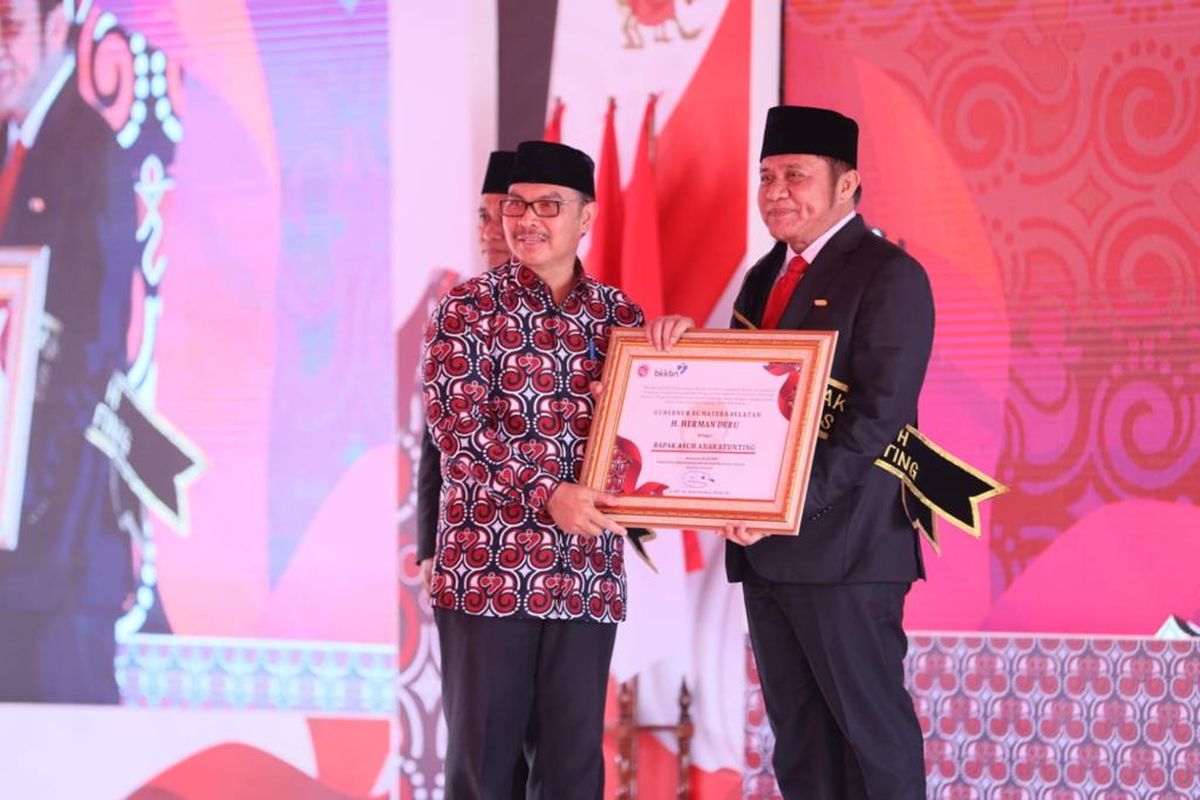 Gubernur Sumatera Selatan (Sumsel) Herman Deru menerima penghargaan Anugerah Tanda Kehormatan Satyalancana Pembangunan dari Presiden Joko Widodo (Jokowi). Penghargaan itu diserahkan langsung Wakil Presiden (Wapres) Ma'ruf Amin dalam puncak peringatan Hari Keluarga Nasional (Harganas) ke-30 yang dipusatkan di halaman kantor Bupati Banyuasin, Kabupaten Banyuasin, Sumsel, Kamis (6/7/2023). 

