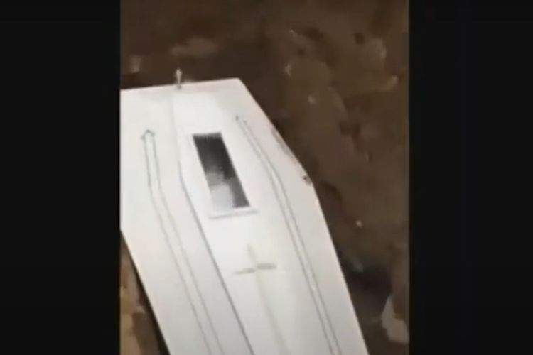 Potongan video yang menunjukkan mayat melambaikan tangan dari dalam peti mati saat dimakamkan. Peristiwa ini diduga terjadi di Manado, Sulawesi Utara, pada Selasa (5/5/2020).