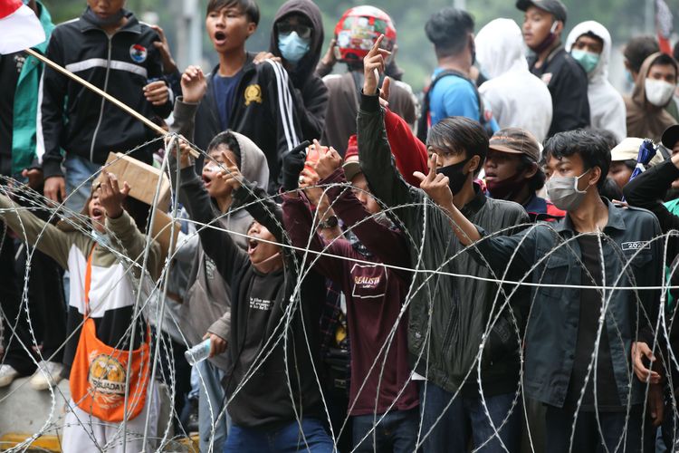 Protesters face off against riot police in Jakarta during demonstrations against the Omnibus Jobs Creation Law on 13/10/2020
