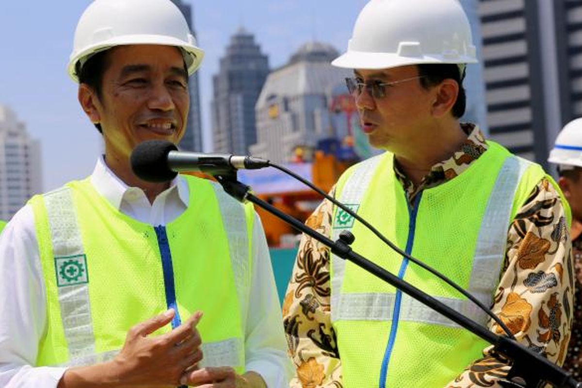 Presiden Joko Widodo dan Gubernur DKI Jakarta Basuki Tjahaja Purnama meninjau perkembangan proyek pembangunan simpang susun Semanggi, Jakarta, Kamis (23/2/2017). Pembangunan proyek yang diharapkan akan mengurai kemacetan lalu lintas di kawasan Semanggi tersebut ditargetkan selesai pada Agustus 2017.