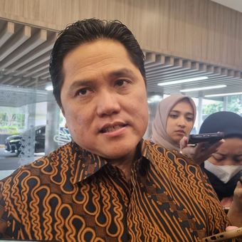 Menteri BUMN sekaligus Menteri Koordinator Bidang Kemaritiman dan Investasi Ad Interim Erick Thohir  saat ditemui di Gedung Kementerian BUMN, Jakarta, Kamis (23/11/2023).