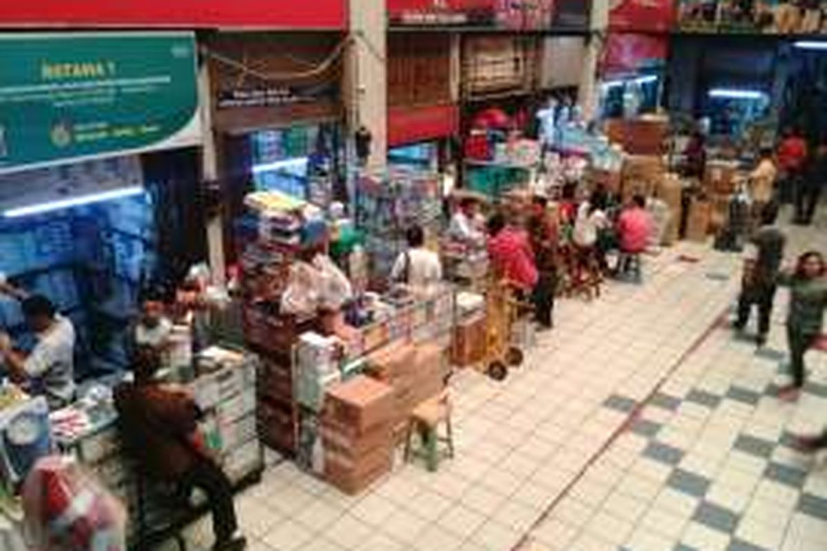 Pasca sepekan sejak kasus temuan obat kadaluwarsa di sebuah apotik di Pasar Pramuka, Matraman, Jakarta Timur, kondisi penjualan di pasar pusat penjualan obat itu belum pulih. Para pemilik apotik setempat mengeluhkan omsetnya menurun. Jumat (9/9/2016)