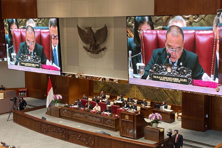 Suasana rapat paripurna DPR pembukaan masa sidang III tahun sidang 2023-2024 di Kompleks Parlemen Senayan, Jakarta, Selasa (16/1/2024).