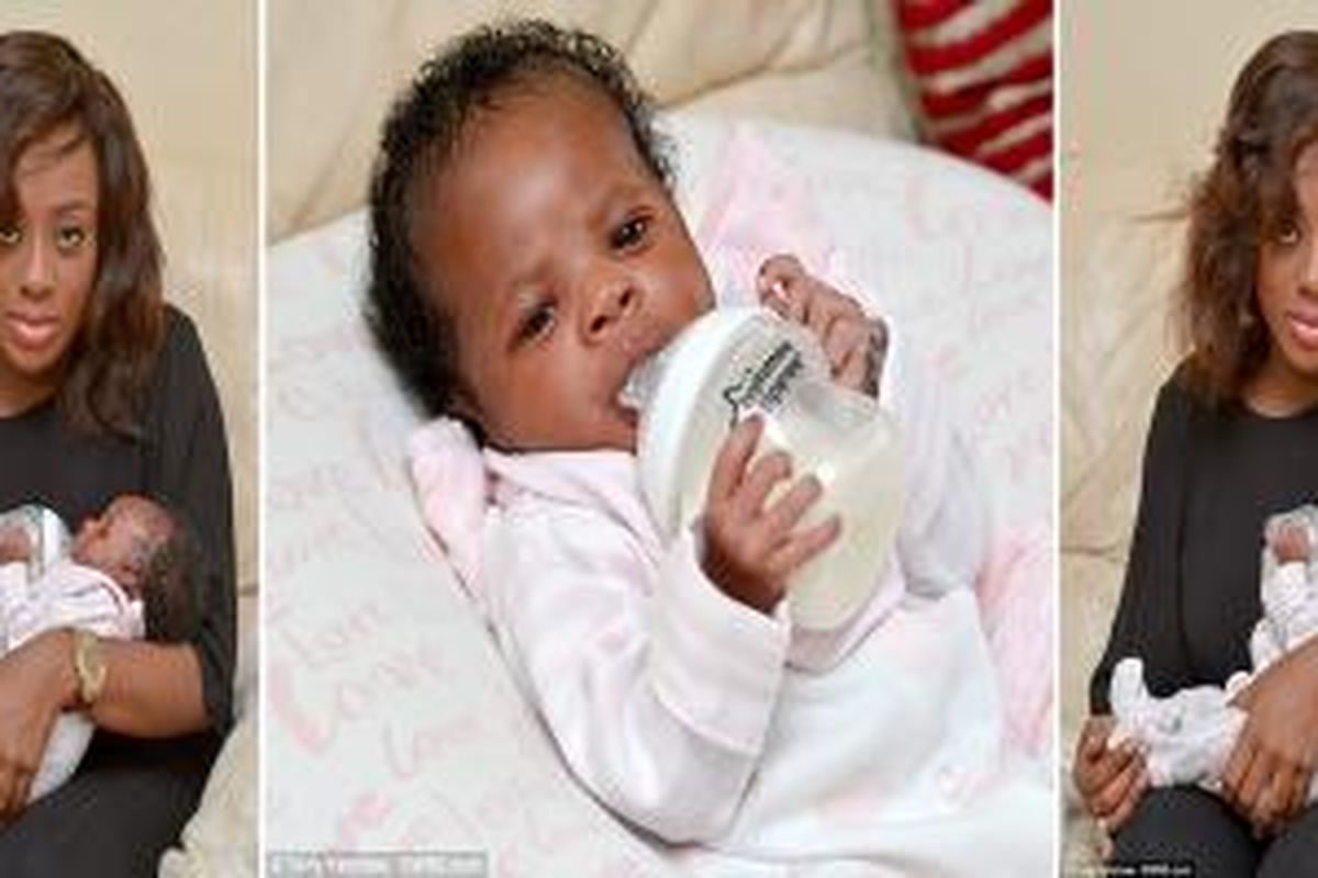 Amara Chiedozie, bayi berusia tiga minggu yang sudah bisa memegang botol susu sendiri