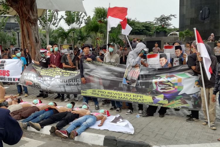 Sebuah kelompok massa yang mengatasnamakan diri sebagai Aliansi Masyarakat Sipil Pejuang Antikorupsi menggelar aksi dukungan terhadap revisi Undang-Undang tentang Komisi Pemberantasan Korupsi (KPK). Aksi itu digelar di depan Gedung Merah Putih KPK, Jakarta, Jumat (13/9/2019).