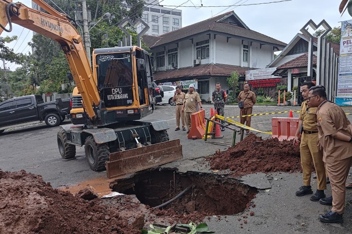 Kemunculan lubang sedalam tiga meter di depan Kantor Dinas Pendidikan (Disdik) Kota Semarang, Jatingaleh, Kecamatan Candisari, Kota Semarang, Jawa Tengah.