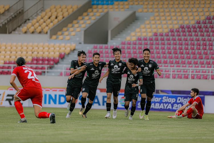 Selebrasi pemain Persebaya Surabaya seusai menjebol gawang Persis Solo saat latih tanding yang berakhir dengan skor 1-5 di Stadion Manahan Solo, Surakarta, Sabtu (26/11/2022) sore.