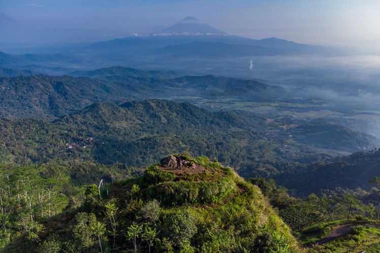 Panorama menawan di Gunung Kendil, Kulon Progo.