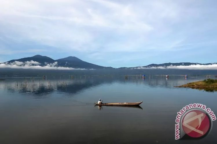 Nelayan beraktivitas di objek wisata Danau Kerinci dengan latar Gunung Raja di Kerinci, Jambi, Kamis (12/11). Danau vulkanik seluas 4.200 hektare yang merupakan danau terbesar di daerah itu berada di ketinggian 783 mdpl dan merupakan salah satu objek wisata andalan provinsi itu. 