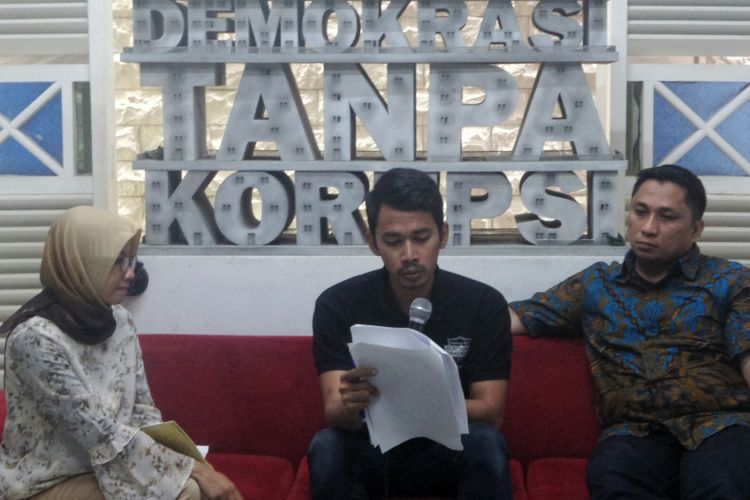 Peneliti dari Perkumpulan Pemilu dan Demokrasi (Perludem) Heroik Pratama dalam sebuah diskusi terkait wacana penambahan kursi DPR di kantor Indonesia Corruption Watch (ICW), Kalibata, Jakarta Selatan, Senin (29/5/2017).